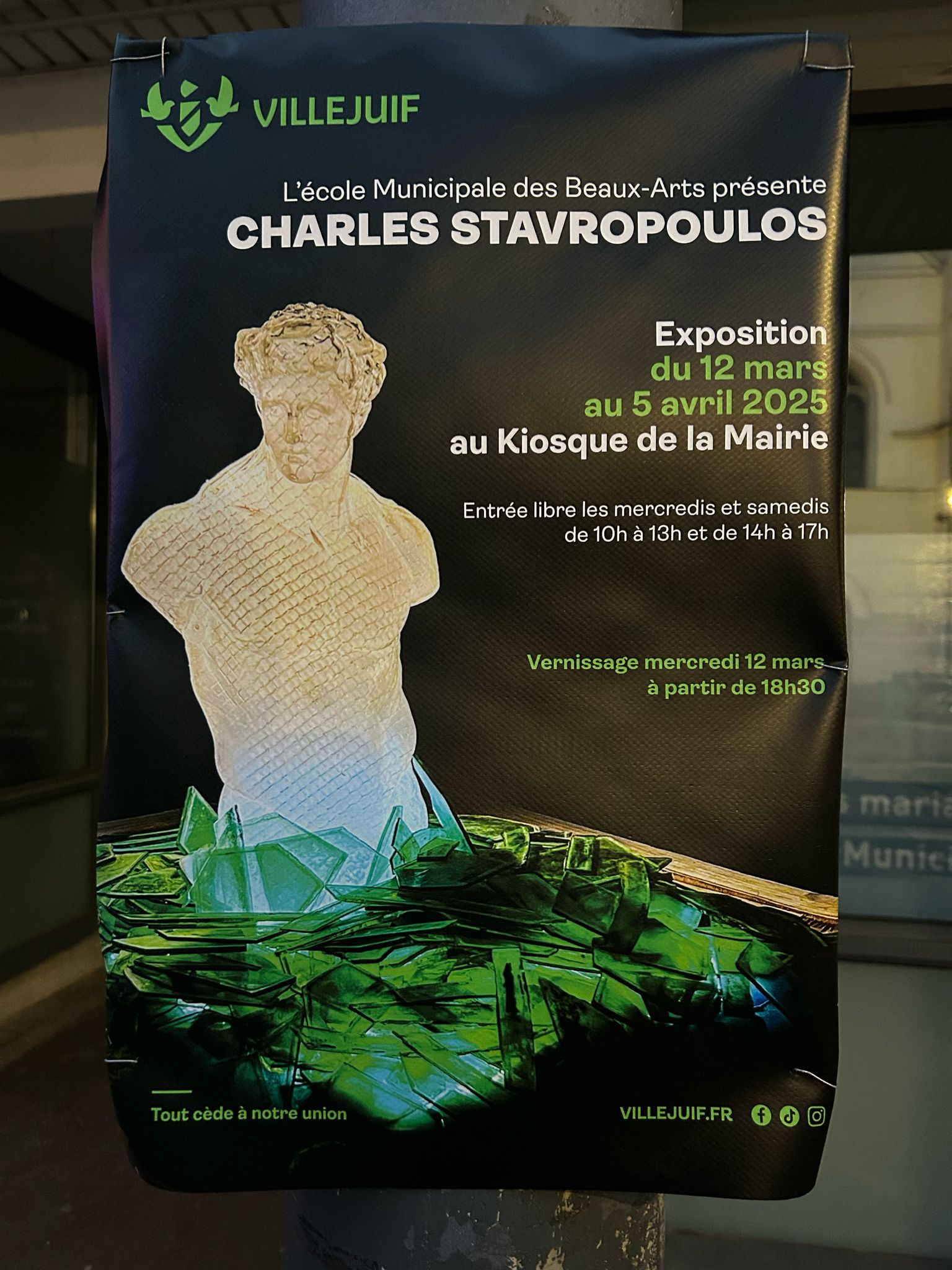 Peut être une image de 3 personnes