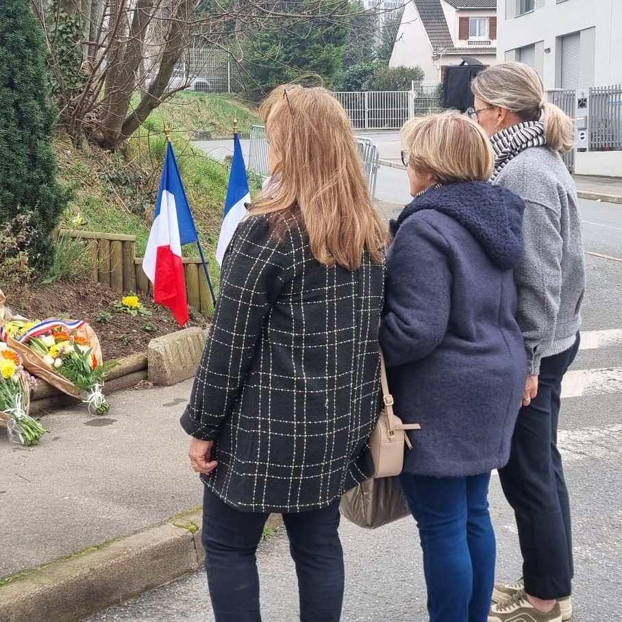 Peut être une image de 3 personnes